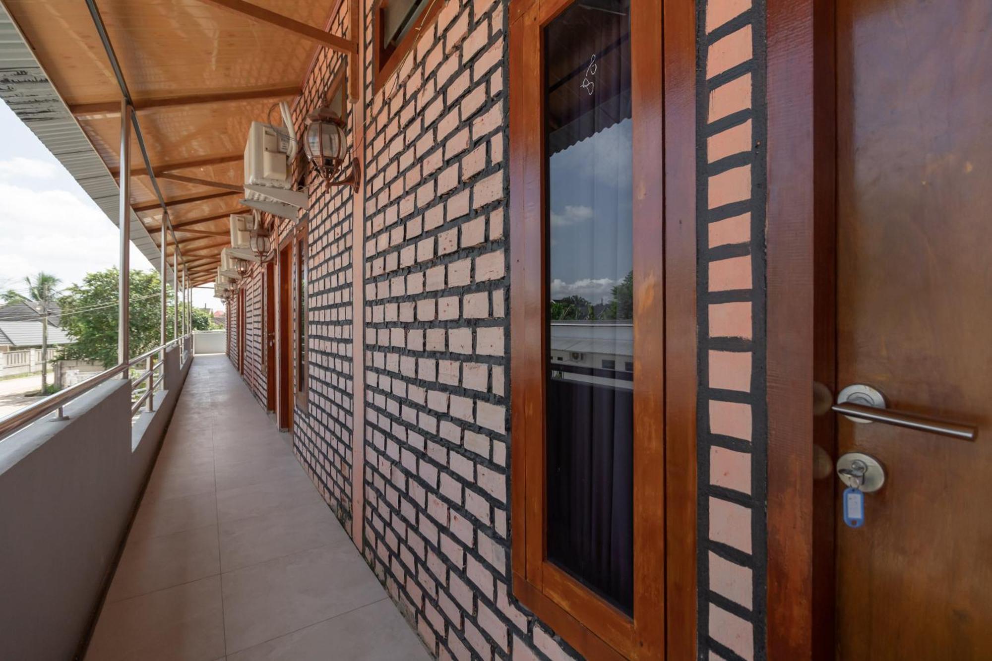 Reddoorz Syariah Near Jakabaring Sport City Παλεμπάνγκ Εξωτερικό φωτογραφία