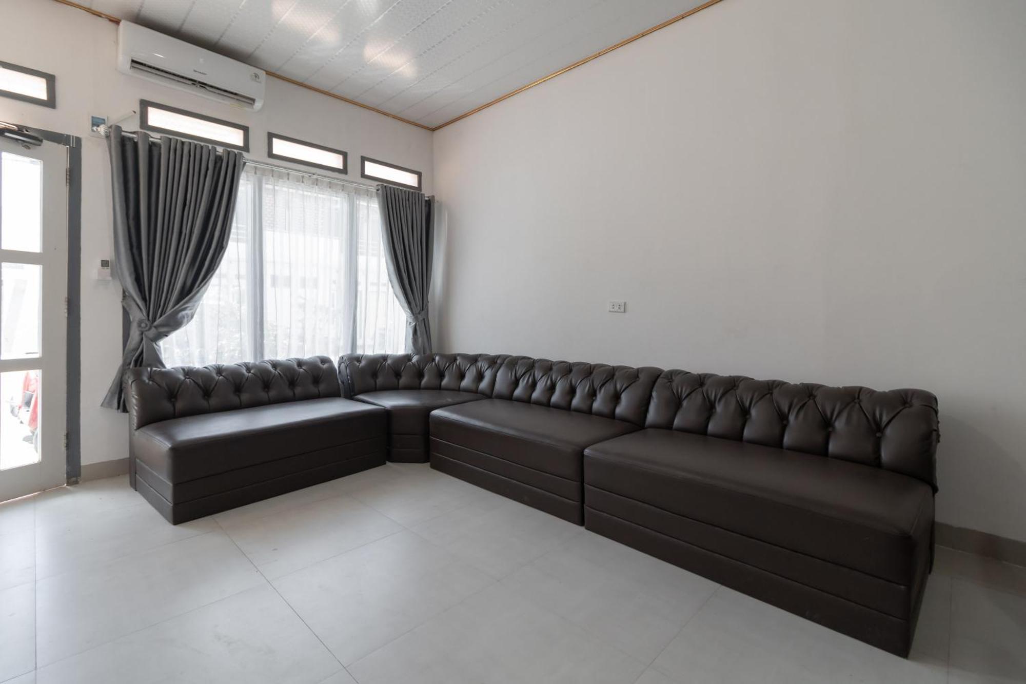 Reddoorz Syariah Near Jakabaring Sport City Παλεμπάνγκ Εξωτερικό φωτογραφία